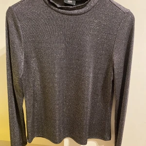 Glittrig tröja  - Använd en gång till nyår. Storlek M. Nypris 350 men säljer för 150