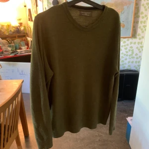 Grön stickad tröja - Grön stickad tröja av Primark. Väldigt bekväm och i fint skick. Storlek L men passar även M.
