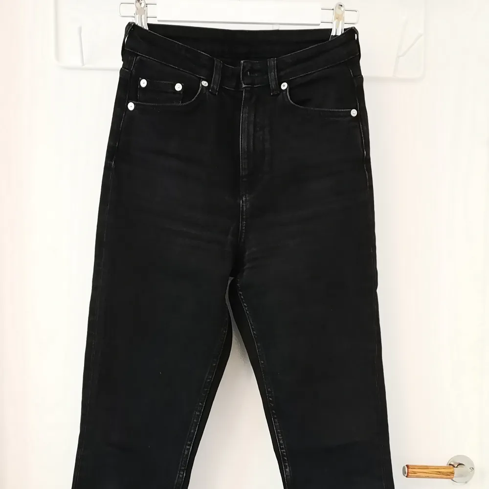 High waist, slim jeans in washed black. Size w26. Professional alteration to shortened the length. My height is 1,60m.. Jeans & Byxor.