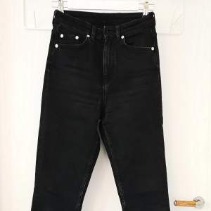 High waist, slim jeans in washed black. Size w26. Professional alteration to shortened the length. My height is 1,60m.