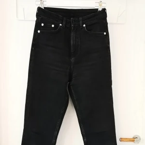 Arket black jeans - High waist, slim jeans in washed black. Size w26. Professional alteration to shortened the length. My height is 1,60m.