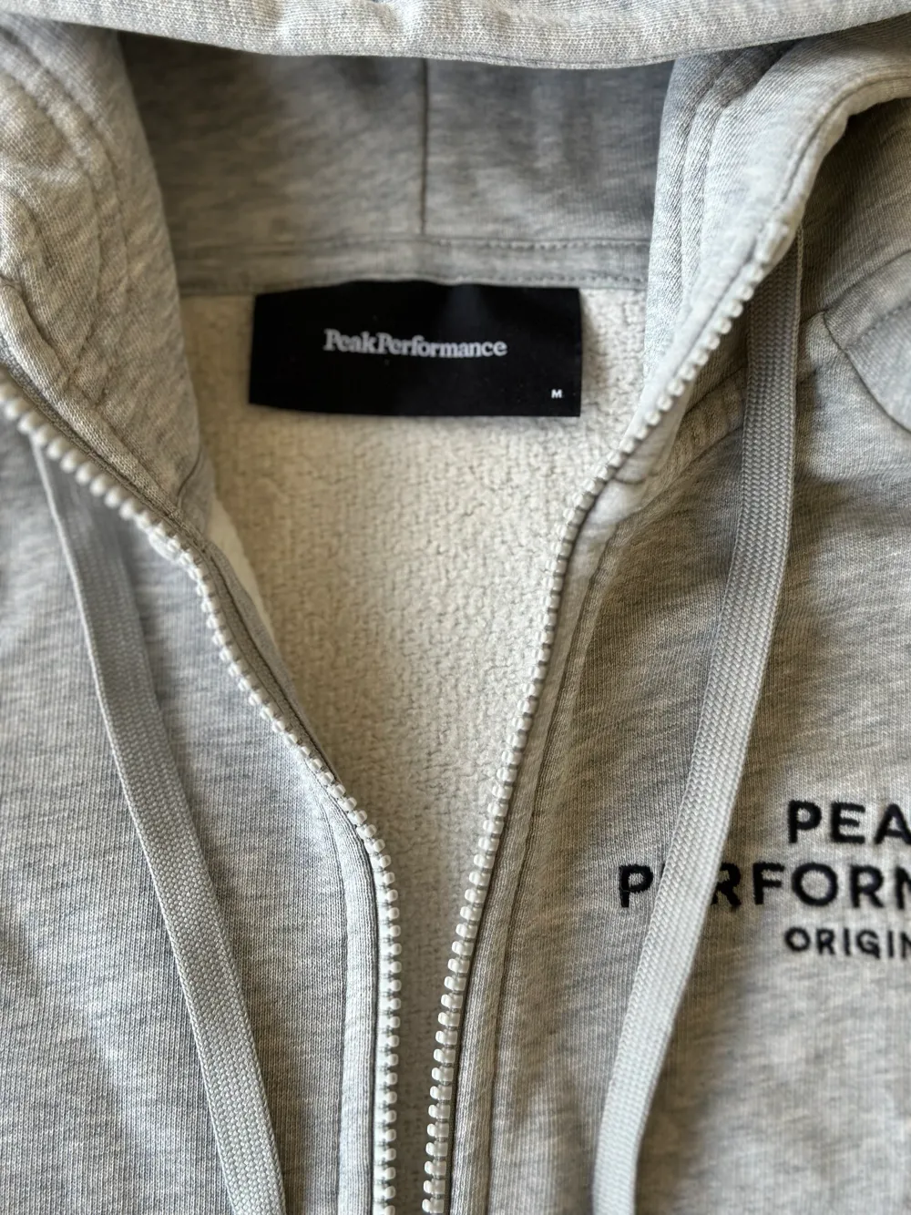 Peak Performance zip hoodie som använts en enstaka gång, men tyvärr för liten för mig. Inga skavanker eller liknande, som ny!. Hoodies.