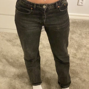 Zara low rise jeans - Svart/Gråa lågidjade straight jeans från zara i superbra skick inga skavanker någnstans💕