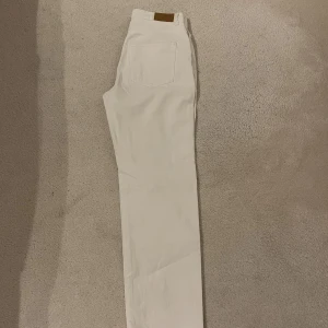 Gina tricot jeans - Vita Gina tricot jeans i storlek 34. Nyskick 