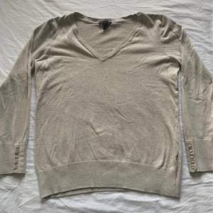 Gullig sweatshirt från H&M! Storlek anges ej men jag rekommenderar stl S! Funkar också för M <3