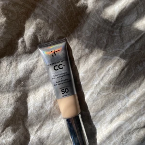cc cream  - En aldrig använd cc cream från ut cosmetics köpt för en vecka sedan, bara testad på handen, köpte fel färg… nypris: 505 från kicks. 
