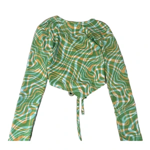 urban toppar  - Säljer min coola urban topp som inte längre kommer till användning. Toppen har använts ett par gånger men är ftf i god skick och gott som ny! Har snygg öppen rygg med band med tight material. Köparen står för frakt!💚