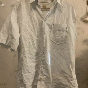 Skjorta av Sand Jeans - Tunn skjorta av Sand Jeans. Nästan aldrig använt så i väldigt bra skick. Storlek L.