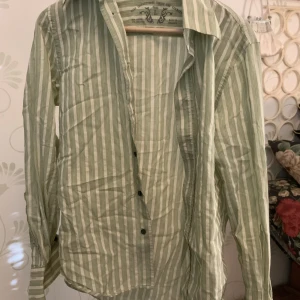 Diesel skjorta - Randig grönvit diesel skjorta. Helt nyskick bortsett från ett litet hål i ena armhålan. Storlek L.