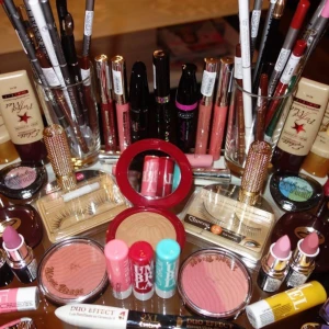 Säljer allt detta smink - Hej, min dotter råkade klicka hem allt det här sminket, det gör ej att skicka tillbaka. Så nu behöver jag sälja det till någon vänlig individ.