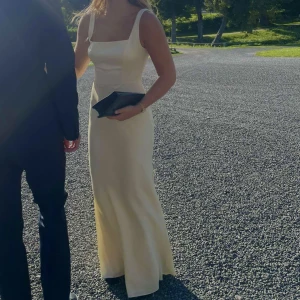 Balklänning - Ljusgul, jättefin klänning! Använd under ett bröllop, dvs en gång. Lyxigt material och kvalitet. Kostade 1600kr