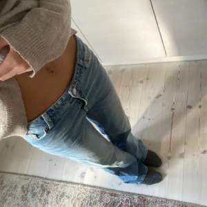 skit snygga lågmidjade jeans ifrån monki 🥰🥰aldrig använts lappen finns kvar 