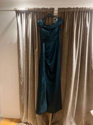 Festklänning  - En festklänning som är använd i endast några timmar, nyskick i storlek 36 priset går att diskutera vid snabbaffär :)