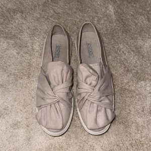 Sneakers  - Knappt använda. Storlek 40