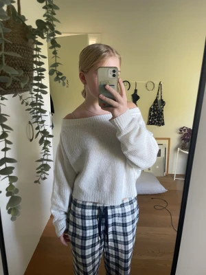 Sticka tröja 🤍 - Super fin stickad tröja i vit 🤍 Säljer pga har för många tröjor, originalpris 200kr, säljer för 120kr + frakt 💘 passar så bra till höst och vinter 🫶