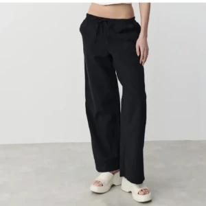 Vida byxor  - Svarta vida byxor från Gina tricot. I bomullstyg med struktur. Storlek S. Köparen står för frakten!🌼