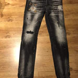Dsquard jeans i bra skick för endast 549, priset kan gå o sänkas:)