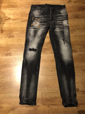 Dsquard jeans  - Dsquard jeans i bra skick för endast 549, priset kan gå o sänkas:)