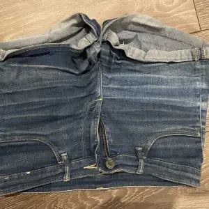 Tre olika shorts varav två är jeans. St: S