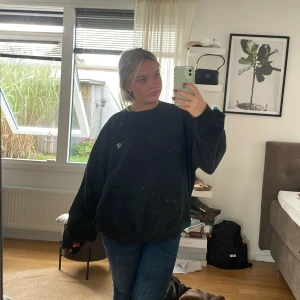 Champion hoodie - Champion hoodie i svart färg med ett litet hål på vänster armen (3dje bilden visar) Köpt på Pop Boutique i malmö.