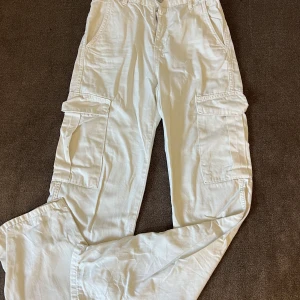 Cargo byxor  - Säljer mina vita cargo Luxor från pull and bear. Använda flitigt med inga defekter eller liknande. Säljer då de är för små på mig. 