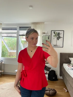 Vila blus - En röd och stilrentop som endast användts ett fåtal gånger🩷 inga hål eller skador på blusen och perfekt top för julen