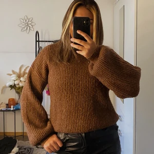 Stickad tröja  - En skön stickad tröja som har snygg passform och lite större vid armarna. Har använt den få gånger!