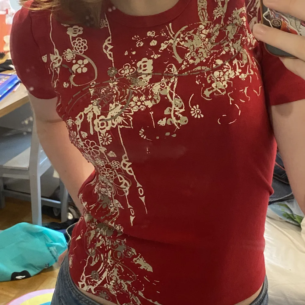 Jättesöt röd t-shirt med unikt mönster! Vet inte den exakta storleken men jag brukar ha xs/s på tröjor och denna passar mig!. T-shirts.
