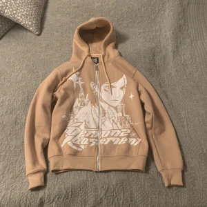 Y2K Zip Hoodie - Säljer min Demons Bazement zip pga att dene för liten för mig. Helt ny jag har aldrig använt den. Vill bli av med den så fort jag kan så kom med bud Jag är 180 och den är för liten för mig