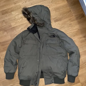 Northface Vinterjacka Grön - Köpte den här 2018 för 3,5k på outlet. Den håller värmen rikigt bra då den är äkta. Det är bara lite nopprigt längst ut på ärmarna annars är den good. Man kan ta bort luvan om man vill! Passar även för L. Inte rikig päls!