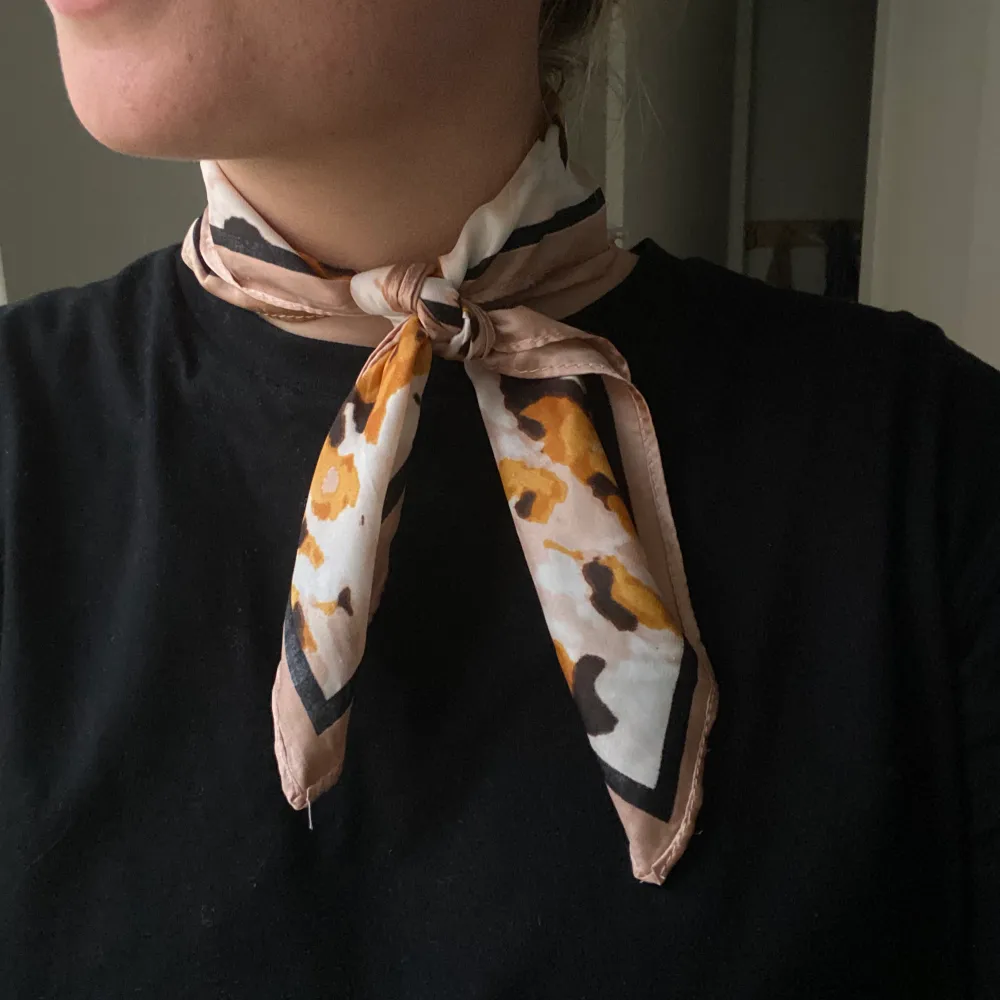 Vintage scarf med glatt leopardmönster. Nyskick. Accessoarer.