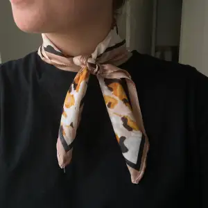 Vintage scarf med glatt leopardmönster. Nyskick