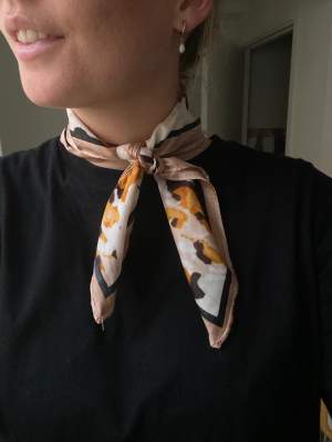 Vintage scarf med glatt leopardmönster. Nyskick