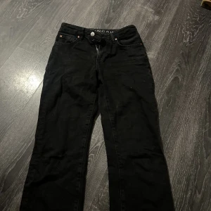 Jeans - Säljer dessa low straight jeans från bikbok i storlek 25/32. Dom är förkorta för mig som är 1,74 därför säljer jag dom. Som nya 😊