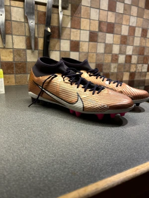 Fotbollsskor  - Helt oanvända fotbolls skor som bara har legat i hallen för att jag sluta på fotboll när jag fick hem dom 