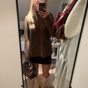 Stickad tröja  - Säljer denna magiska stickade tröjan då den inte kommit till användning det sista. Köpt på pondus för ca 1 år sedan för 400 kr ❤️ använd ca 2 gånger och är i mycket bra kvalité🌟