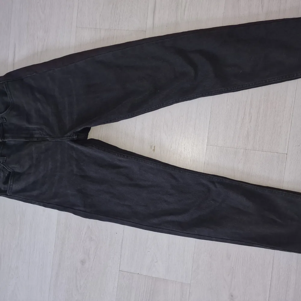 Svarta jeans från Only. Använda ett fåtal gånger, därför i fint skick 🩷 storlek 25/32, lite mer åt high waist. . Jeans & Byxor.
