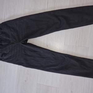 Svarta jeans från Only. Använda ett fåtal gånger, därför i fint skick 🩷 storlek 25/32, lite mer åt high waist. 