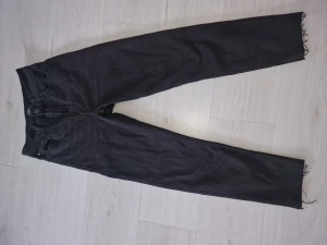Svarta jeans - Svarta jeans från Only. Använda ett fåtal gånger, därför i fint skick 🩷 storlek 25/32, lite mer åt high waist. 