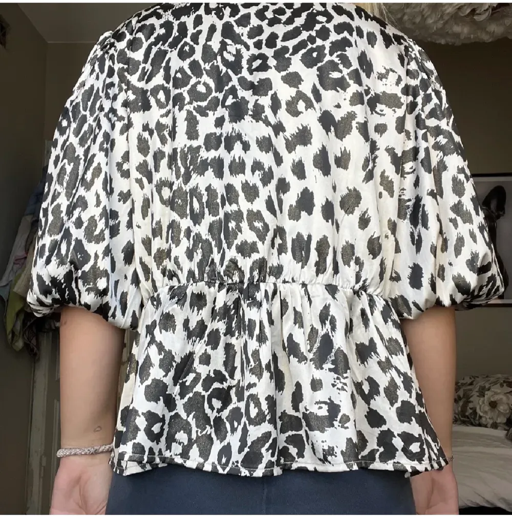! lånade bilder ! säljer nu denna fina leopardmönstrade blusen ifrån hm, säljer den då den inte kommer till användning. . Blusar.