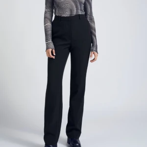 Carina Wester kostymbyxor  - Helt nya kostymbyxor från Carin Wester.Beskrivning: Raka kostymbyxor med dressad detaljer.  Hög midja med vida benslut för en bekvämt uppklädd känsla.  subtilt dekorativa dubbelsömmar på framsida ben.Nypris är 600kr, slutsålda på hemsidan. 