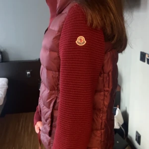 Moncler jacka - Säljer min fina moncler cardigan. Äktehetsbevis finns, kvitto och scan💕 nyskick, använd fåtal gånger. Storlek 4 passar S-M. 