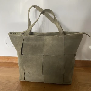 Ursnygg väska - Jättefin väska i mocka, super fin färg perfekt till hösten😍  Väskan är helt ny, säljes pga jag missade returtiden. Priset kan diskuteras💗