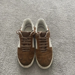 Valentino flycrew - Använda flycrews, saknar 2 nitar men mycket kvar att ge. Kommer inte till användning längre. Saknar 2 nitar(syns inte vid användning) Skriv för mer bilder Släpper för 1800 om jag får sålt innan kl19 u in dag