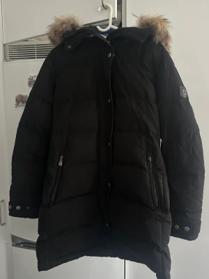 Hollies jacka  - Säljer min Hollies jacka då den inte kommer användas mer. Jackan är använd men är i gott skick. 