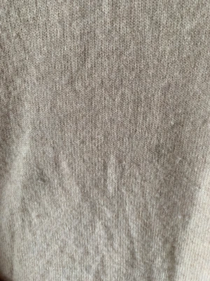 Beige stickad tröja - Den ser lite konstig ut men är finare på! Det är två fläckar som knappt syns så därför säljer jag den billigare☺️skriv för fler bilder