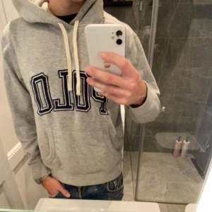 Ralph Lauren Hoodie - Ralph Lauren hoodie i storlek M. Mycket bra skick. Köpte för 1300 säljer för 399