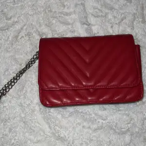 Röd liten väska med silver kedja (axelrem), använd vid ett fåtal tillfällen