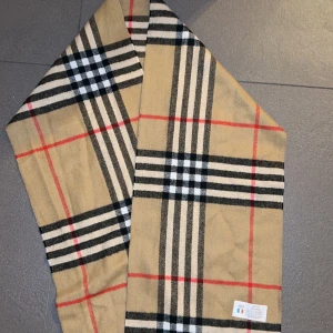 Burberry halsduk  - Andvänd några gånger bra skick inga fläckar eller hål köpt från sc hype. Skriv för mer bilder och frågor.