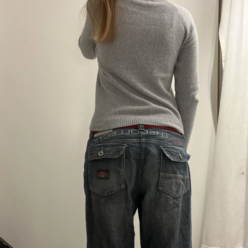 As snygga vintage fubo jeans i bra skick förutom att de är lite slitna längst ner! Vid fler frågor kom privat💓🙏. Jeans & Byxor.